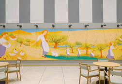 山本容子さんによる壁画「川の歌」
